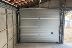 Garage double en béton enduit